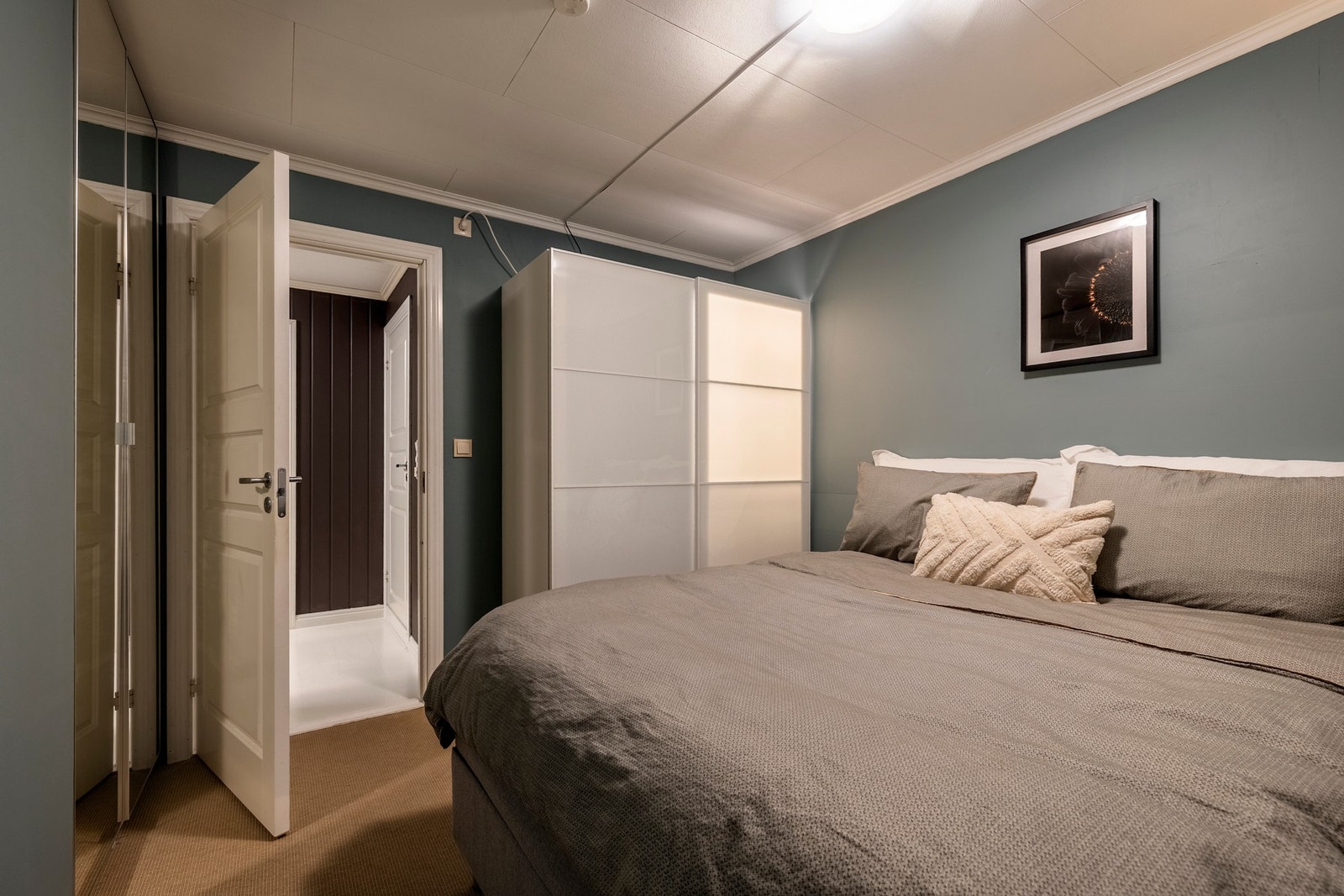 Hovedsoverommet er av god størrelse, med god plass til dobbeltseng, nattbord og diverse. Galleribilde