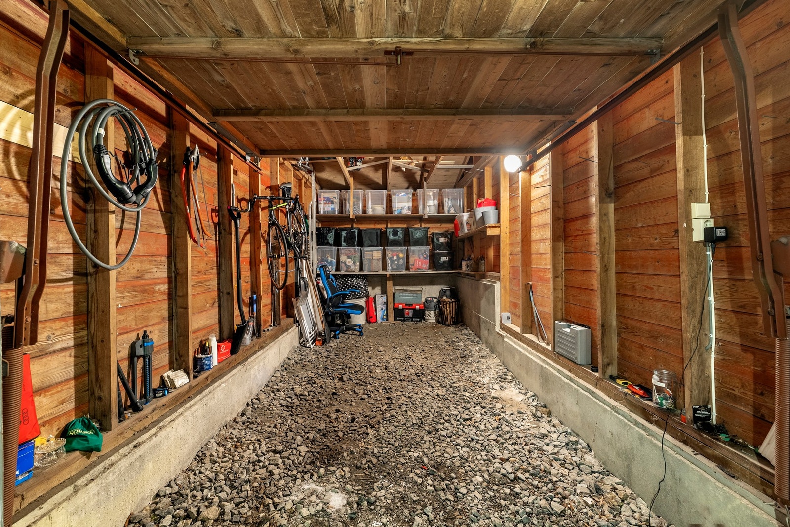 Det er parkering i garasje og på gårdsplass. Det er montert elbillader. Galleribilde