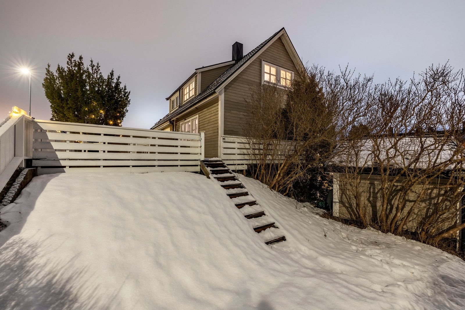 Fra terrassen leder en trapp ned til hagen, som gir en fin sammenheng mellom uteplass og grøntareal. Galleribilde