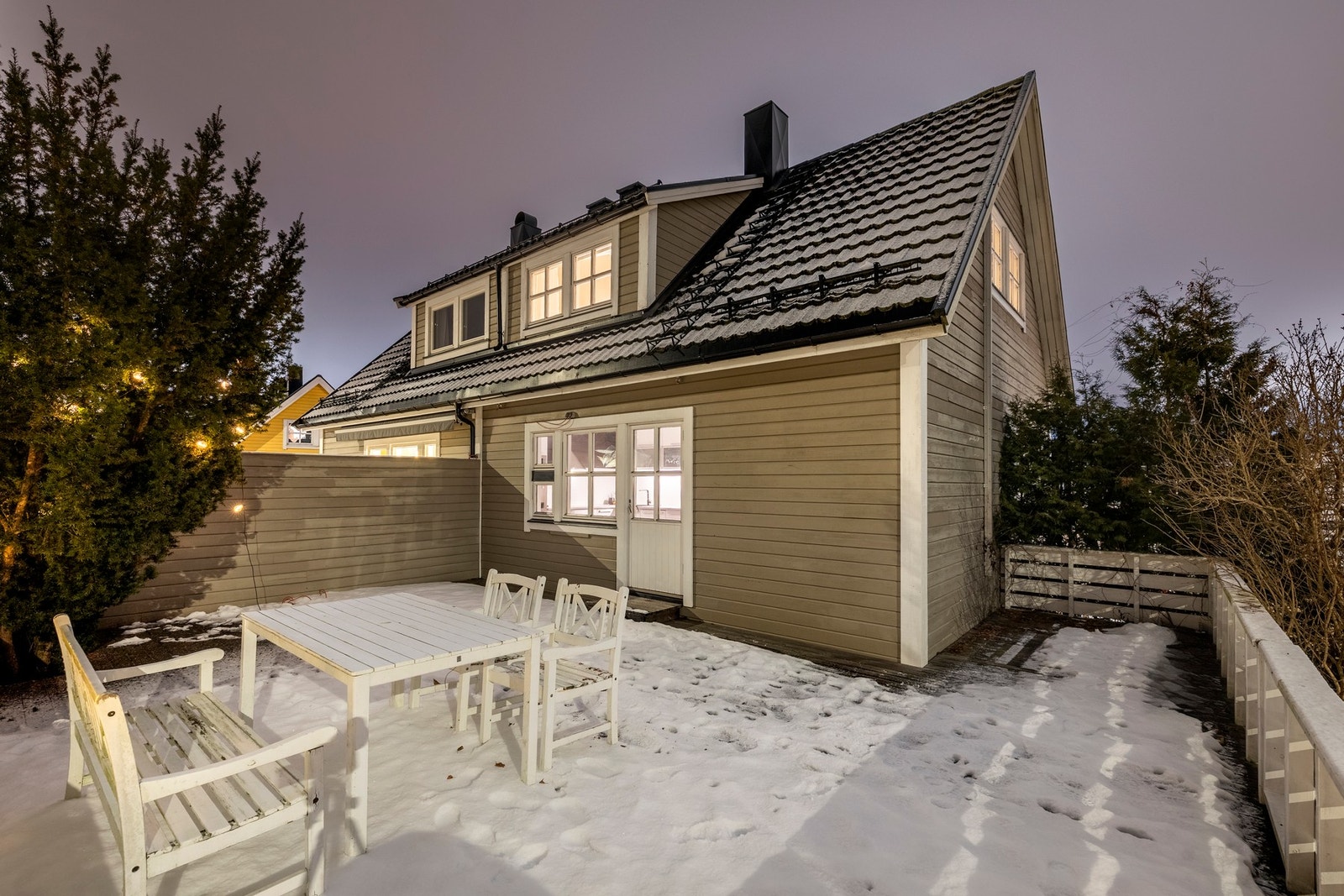 Boligen har et flott uteområde med flere fine soner som kan nytes gjennom hele dagen. Galleribilde