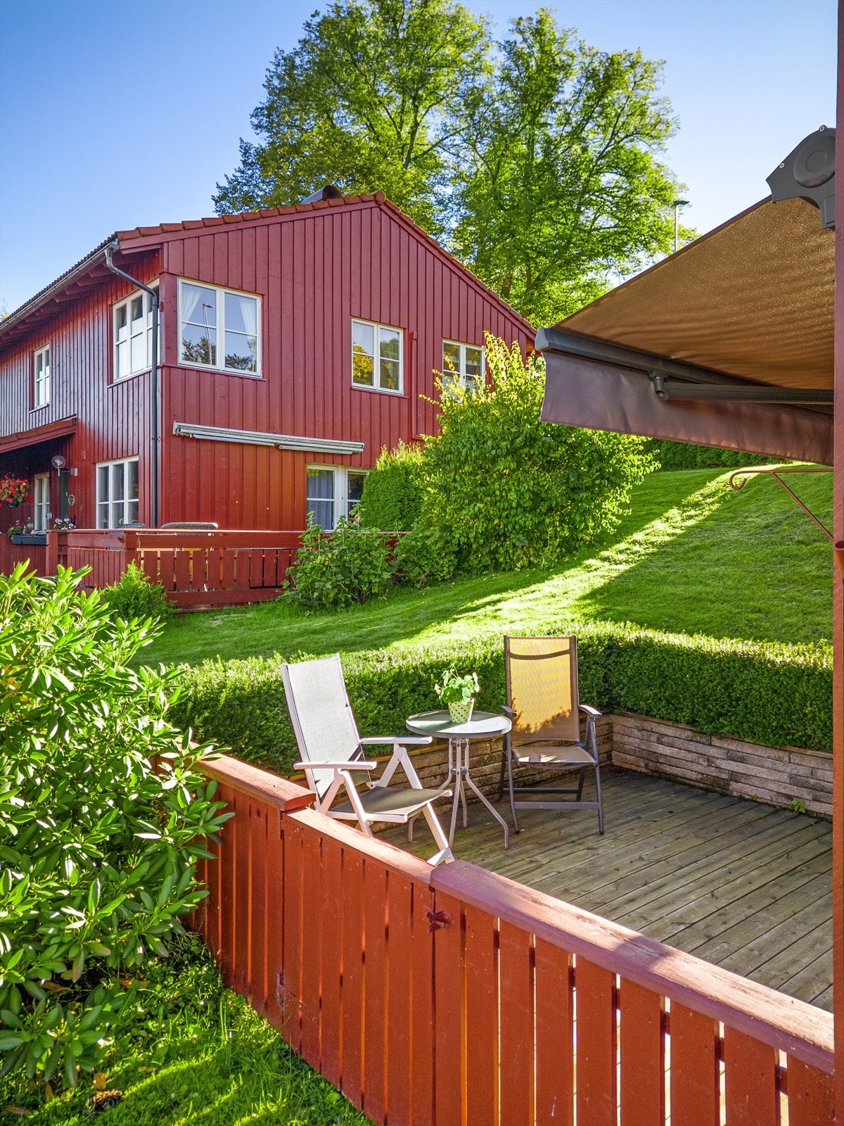 Lun sydøstvendt terrasse på ca. 11 kvm med motorstyrt markise Galleribilde