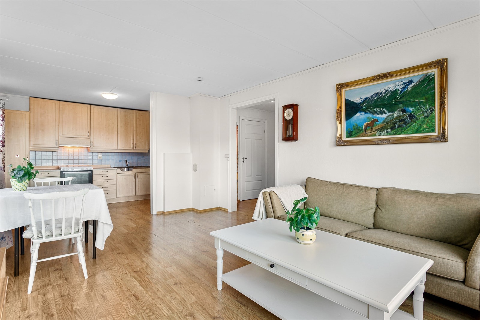 Innvendige overflater består av laminat samt synlige betongflater på gulv, tapet samt malte/umalte plater på vegger og malt betong i himling. Galleribilde