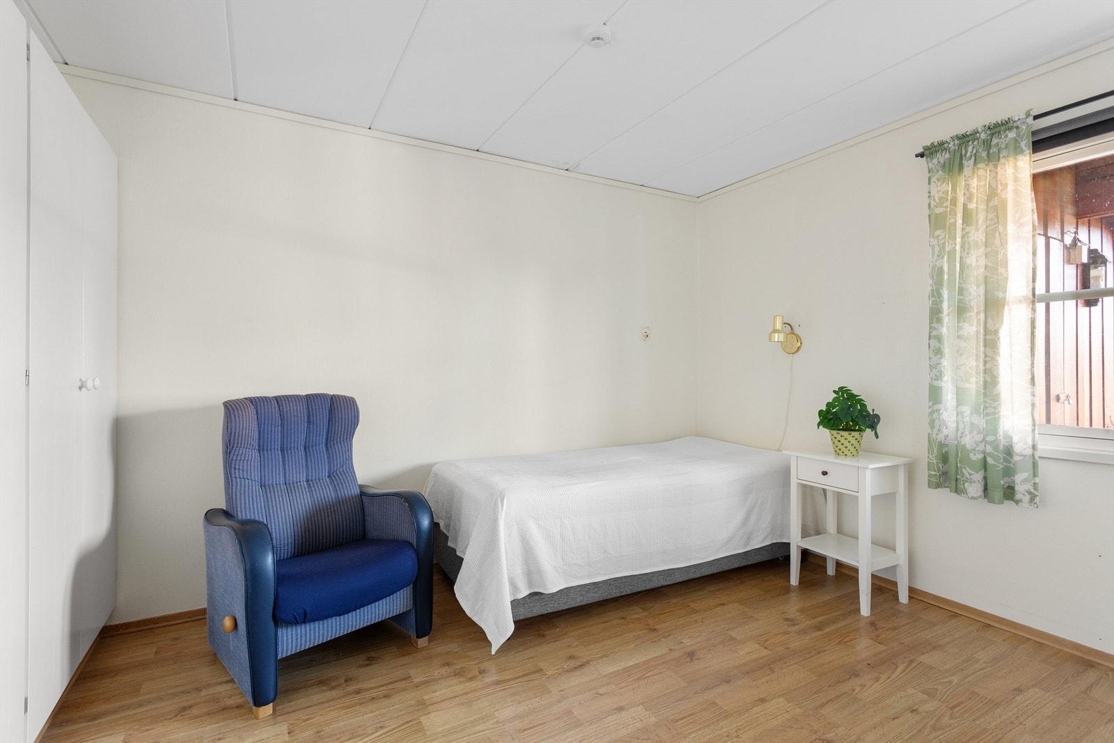 Romslig soverom med garderobeløsning i hvit og glatt utførelse Galleribilde