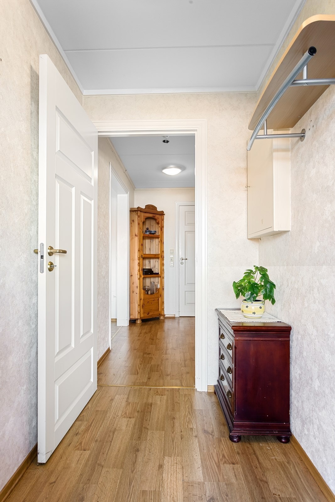 Sikringsskap med skrusikringer (én automatsikring) plassert i vindfang Galleribilde