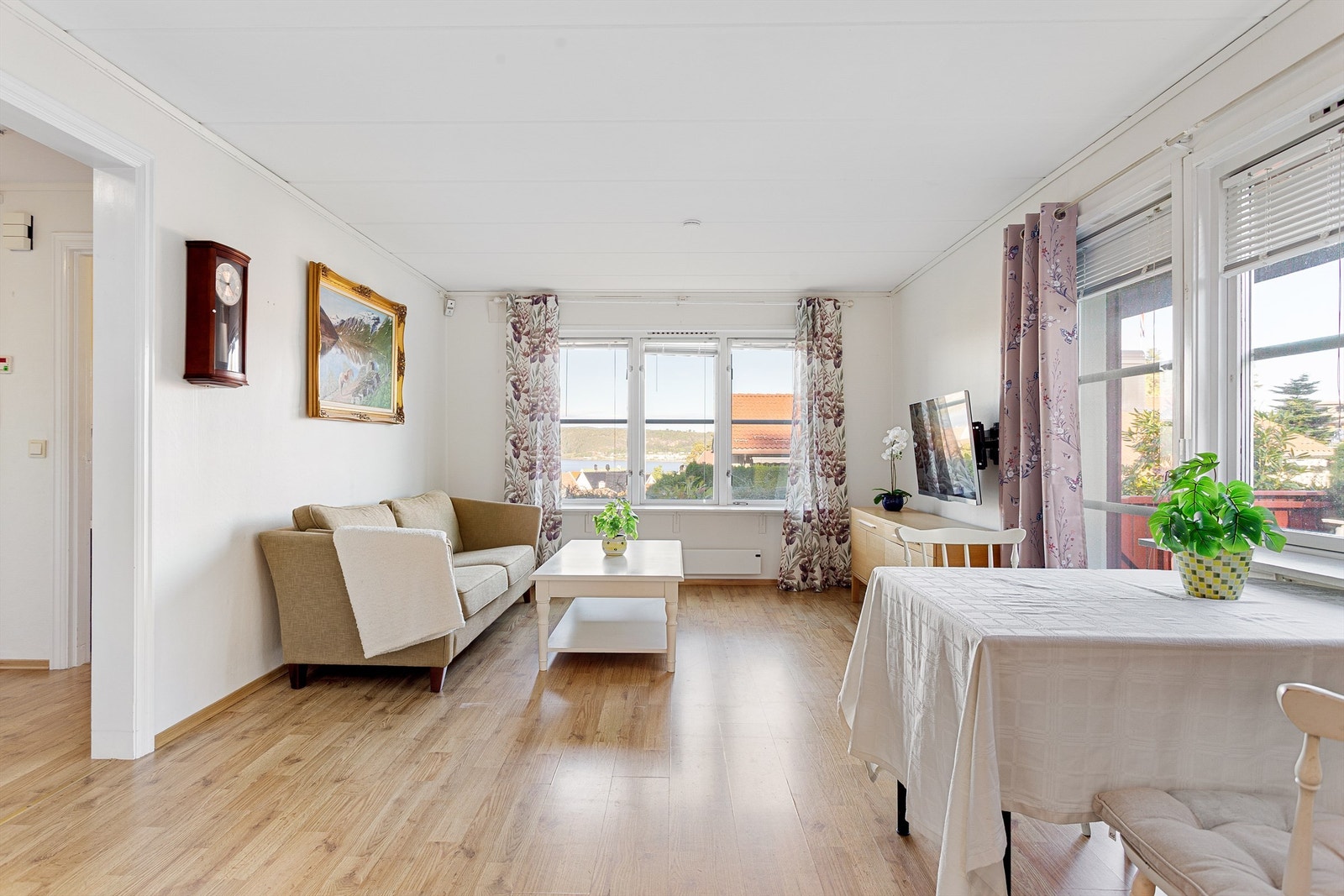 Åpen kjøkken- og stueløsning med sofaområde samt spiseplass Galleribilde