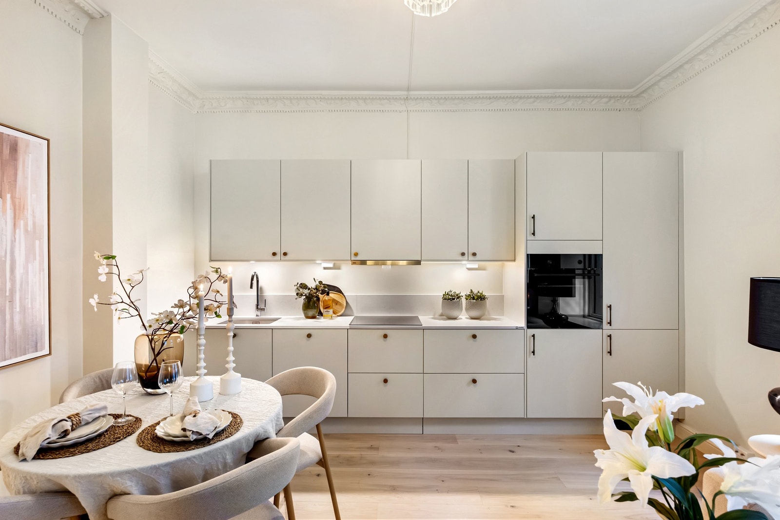 Integrerte, ubrukte hvitevarer fra AEG. Eksklusiv stenbenkeplate fra Granitop. Galleribilde