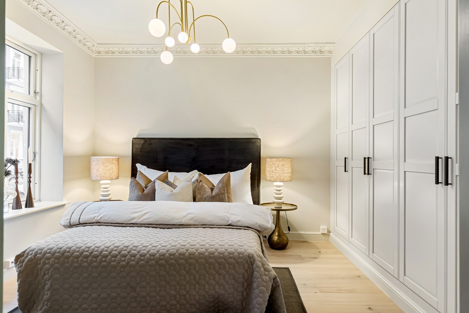 Romslig hovedsoverom med god plass til dobbeltseng og nattbord på begge sider. Galleribilde