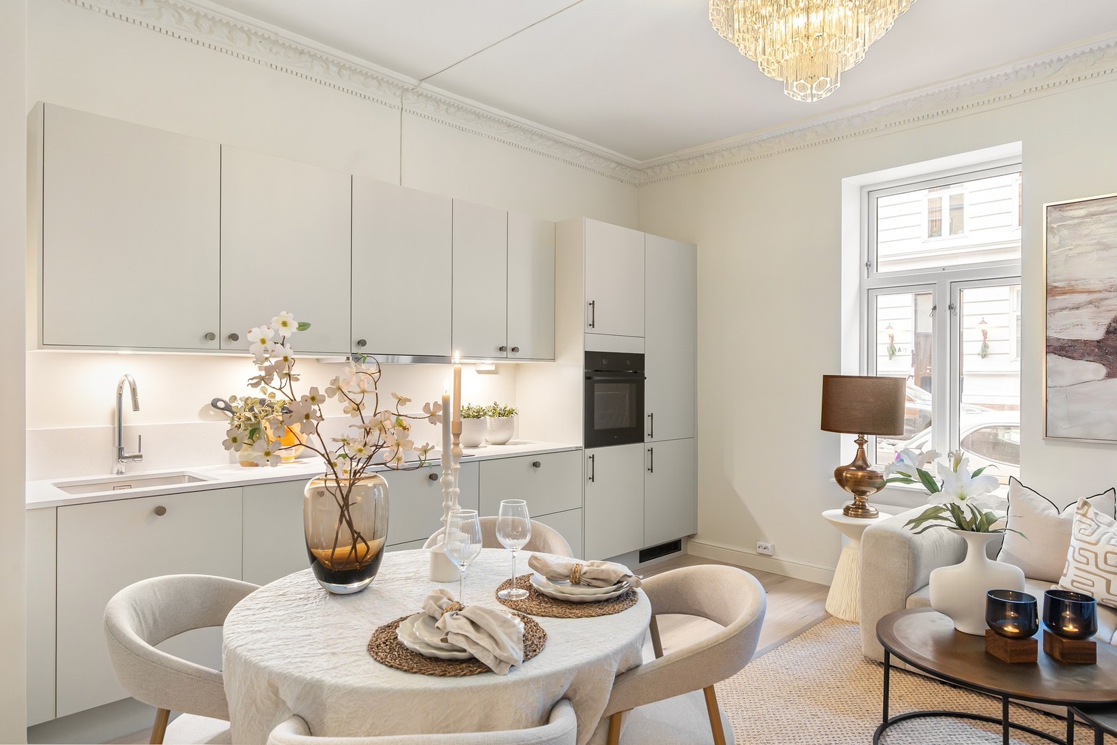 Pent HTH-kjøkken i åpen og sosial løsning. Galleribilde