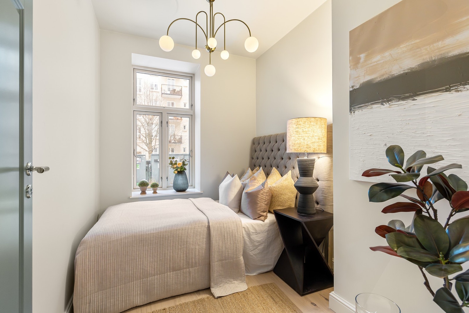 Soverom 2 er av god størrelse, med plass til dobbeltseng og nattbord. Vender mot pen bakgård. Galleribilde