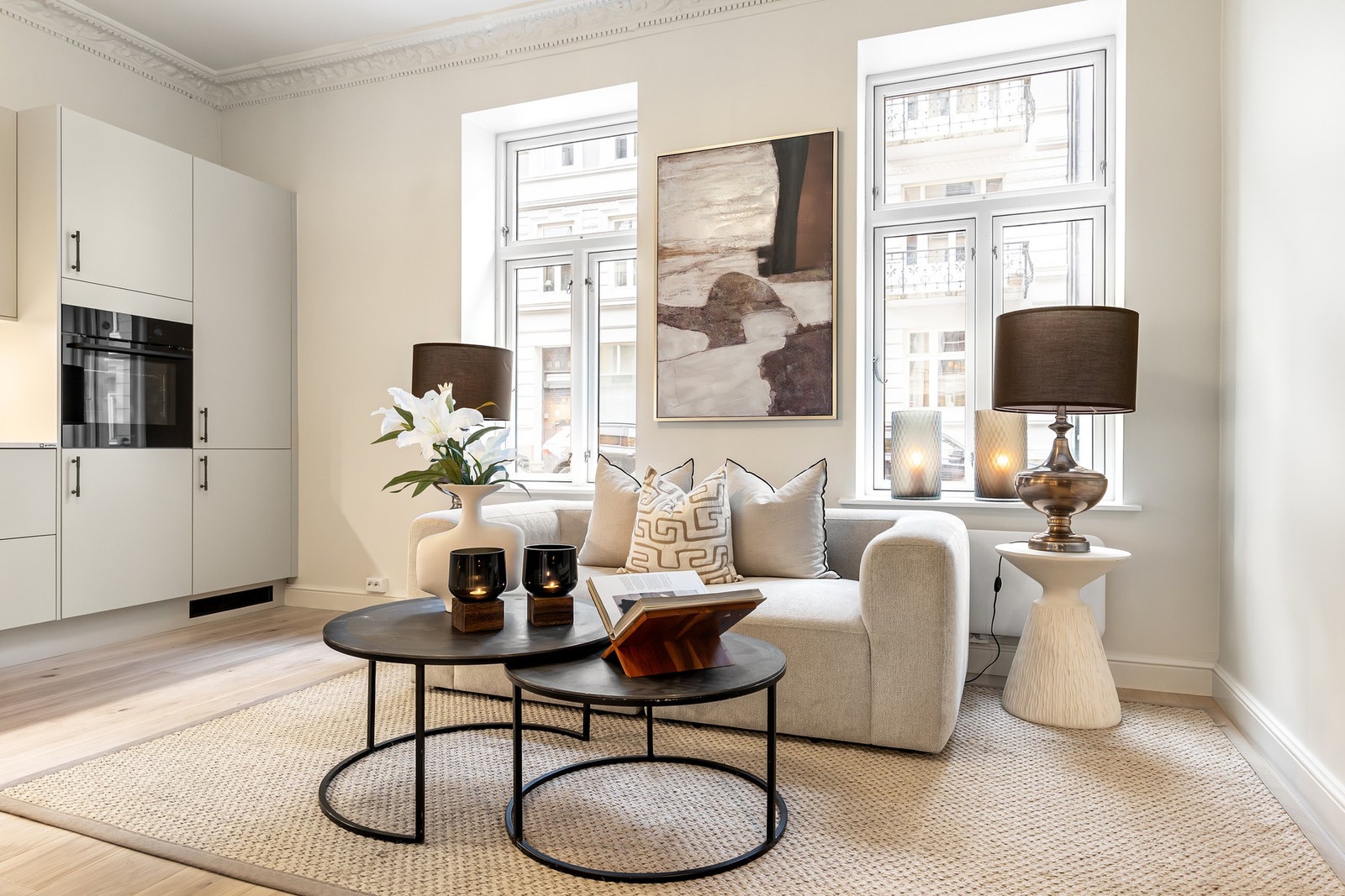 Romslig oppholdsrom med god plass til sofagruppe og spisebord. Galleribilde