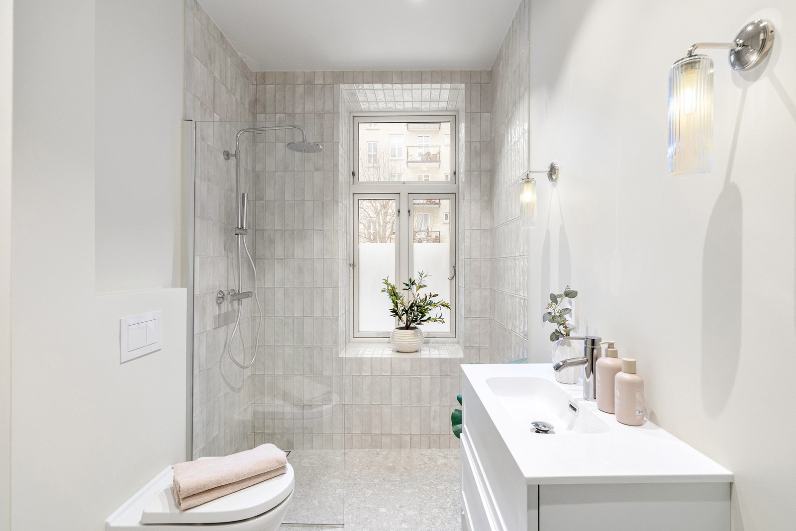 Delikat baderom med downlights i himling og varme i gulv. Galleribilde