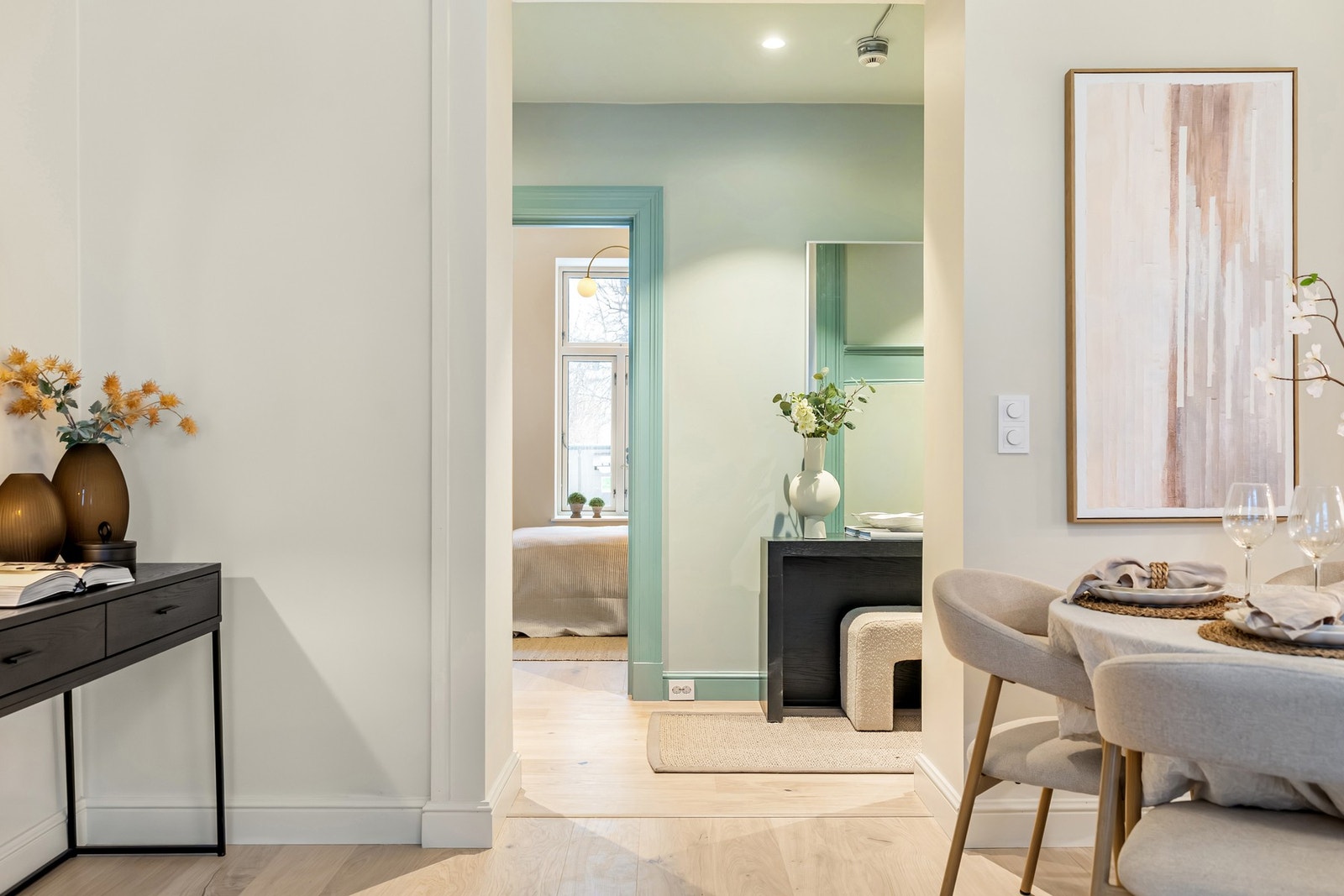 Pen, ny enstavsparkett på gulv (gulvet er også avrettet). Galleribilde