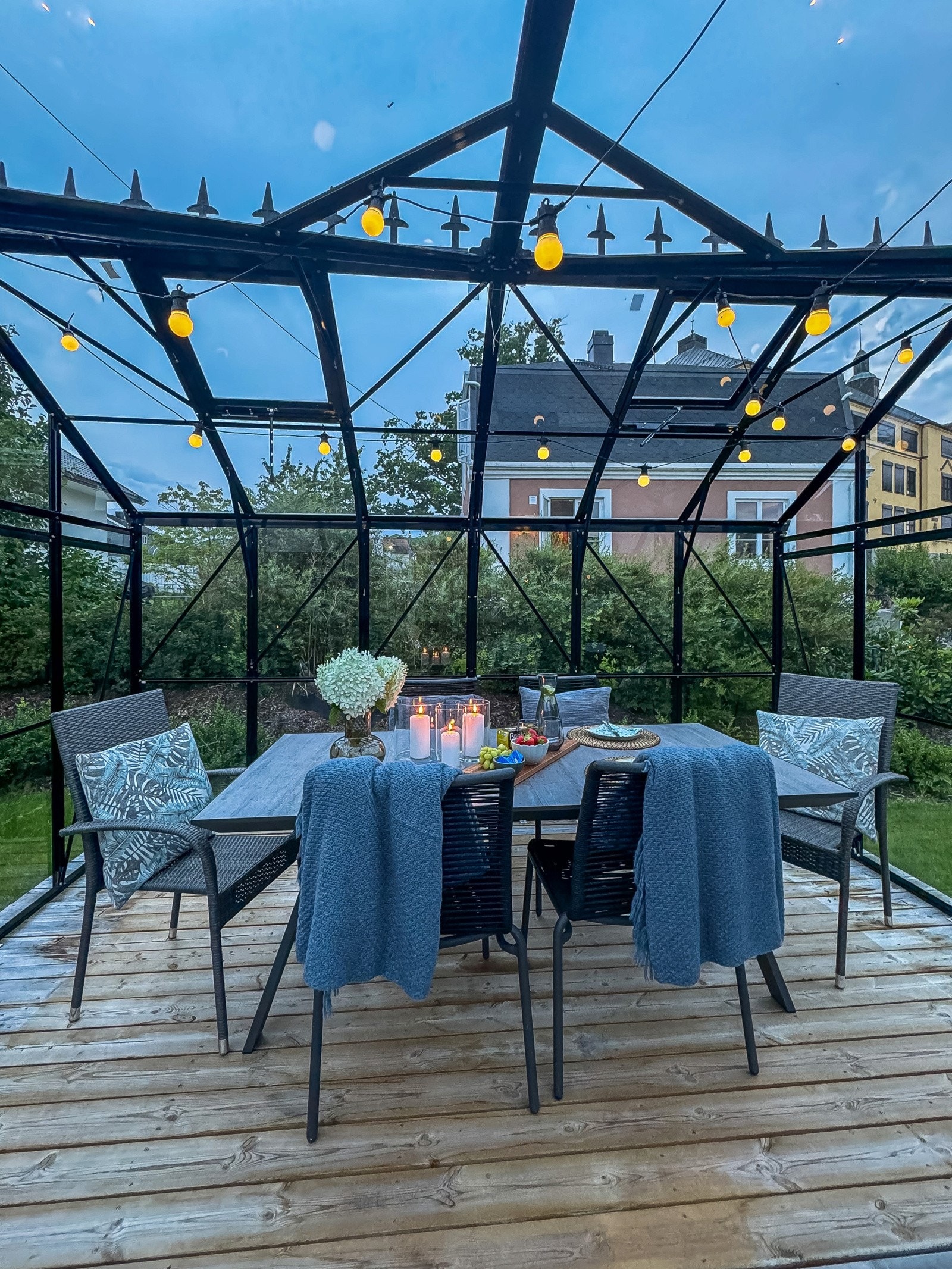 Hagestuen er innredet med spisebord. Galleribilde