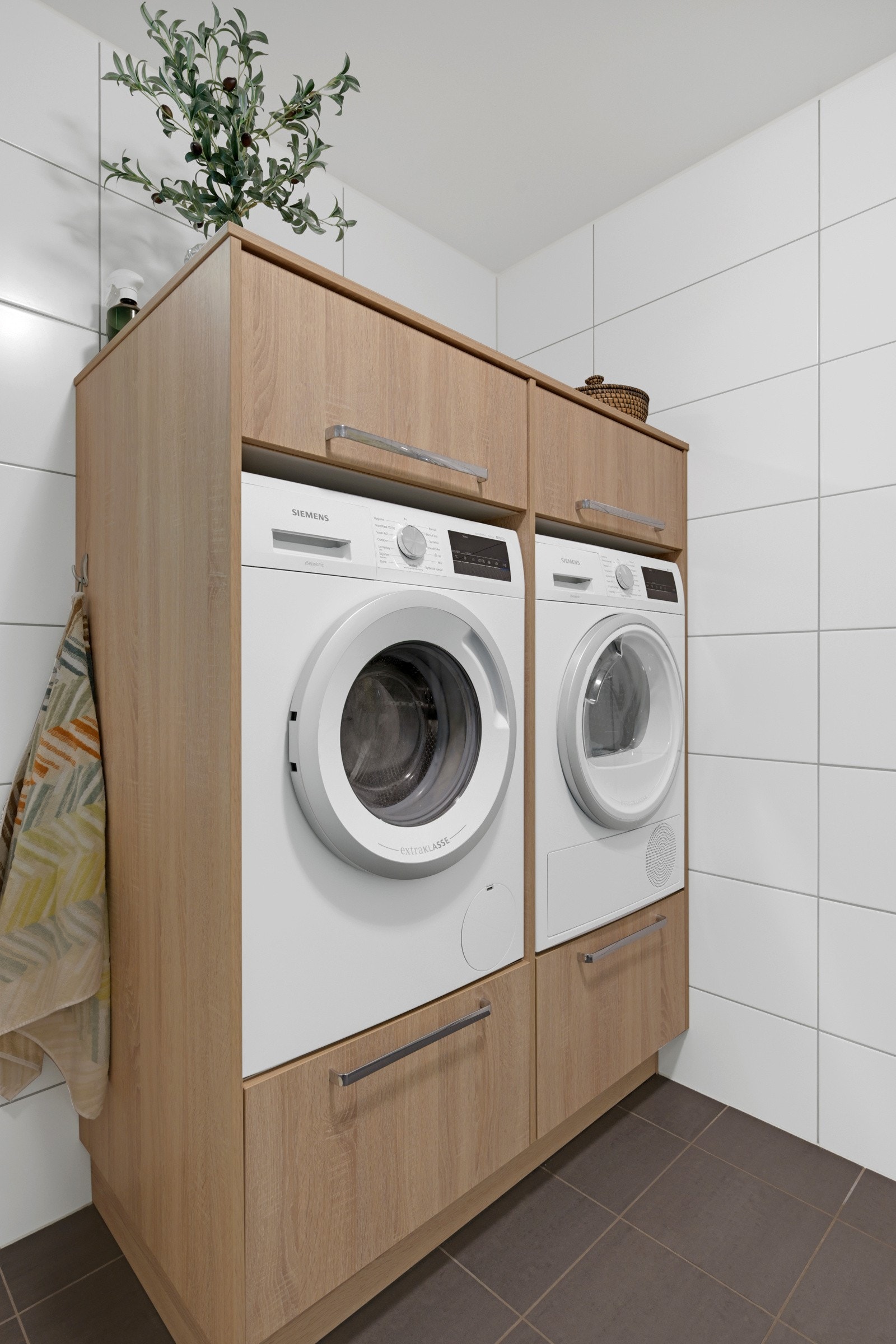 På badet er det egen innredning med opplegg for vaskemaskin og tørketrommel. Galleribilde