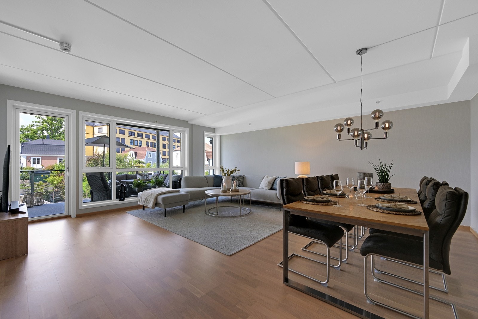 Lys og romslig stue med parkett. Galleribilde