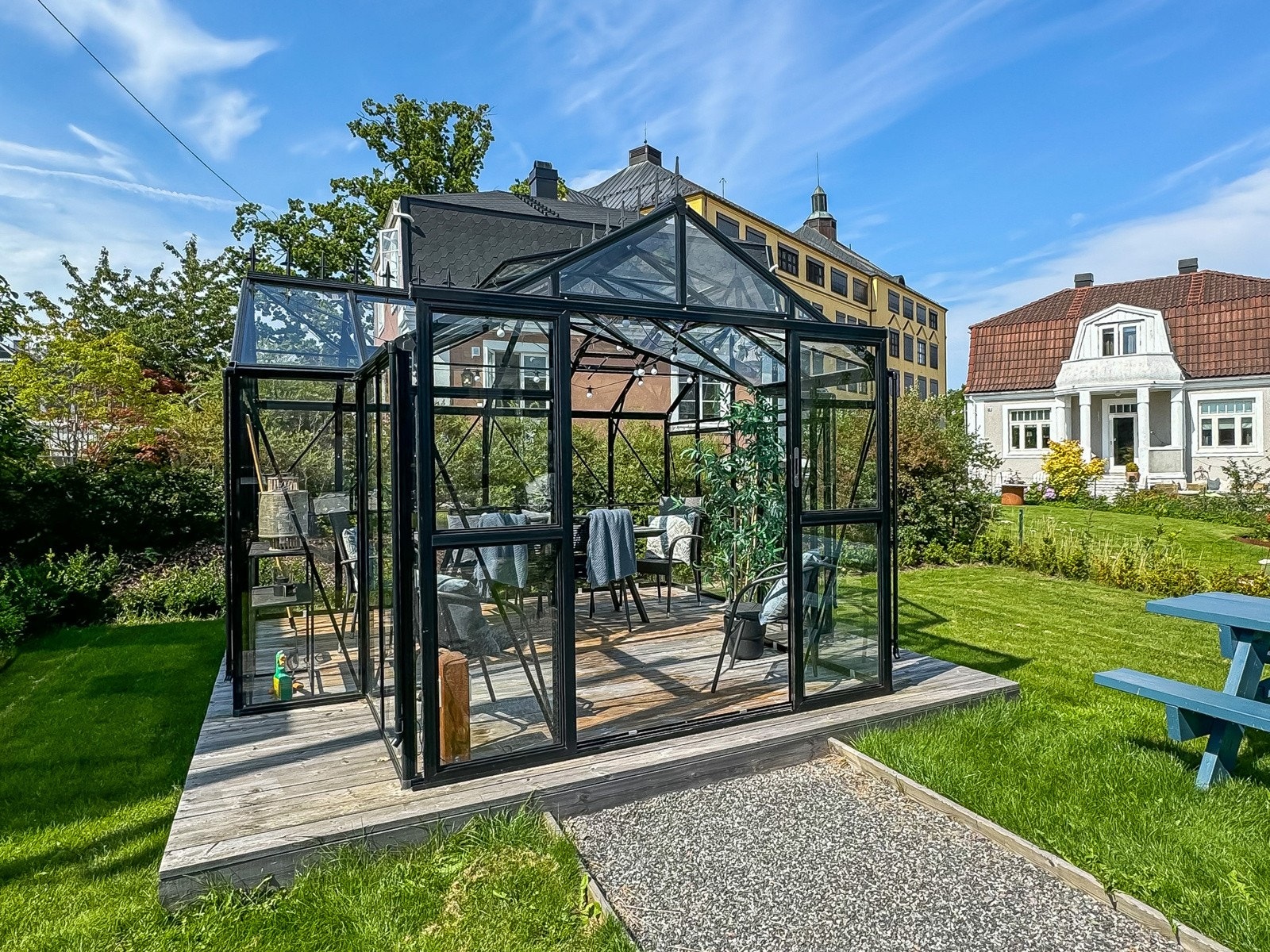 Meget hyggelig utestue som er felles for borettslaget - her er det bare å invitere til hyggelige sommerkvelder! Galleribilde