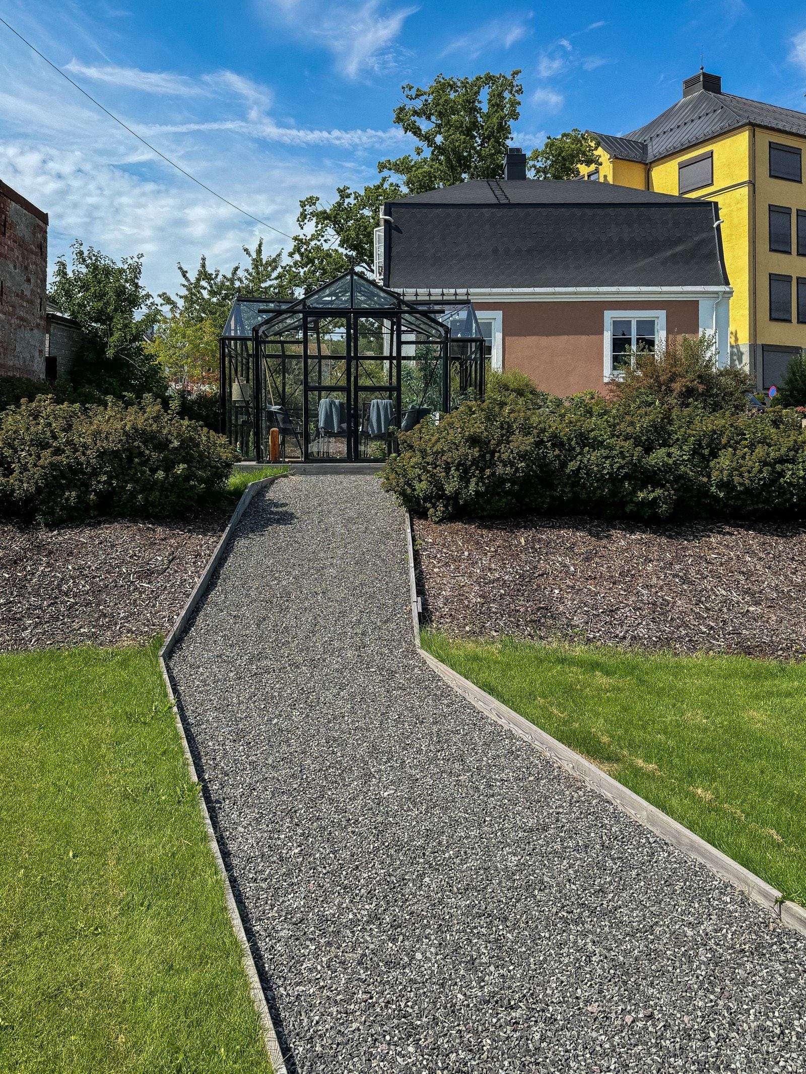 Her ser vi gangveien opp til felles hagestue. Galleribilde