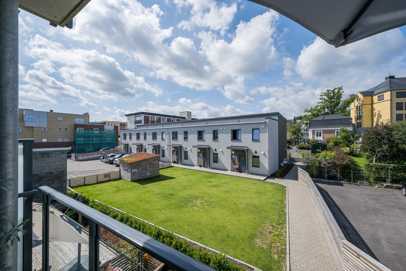 Denne solrike balkogen er vendt mot vest. Galleribilde