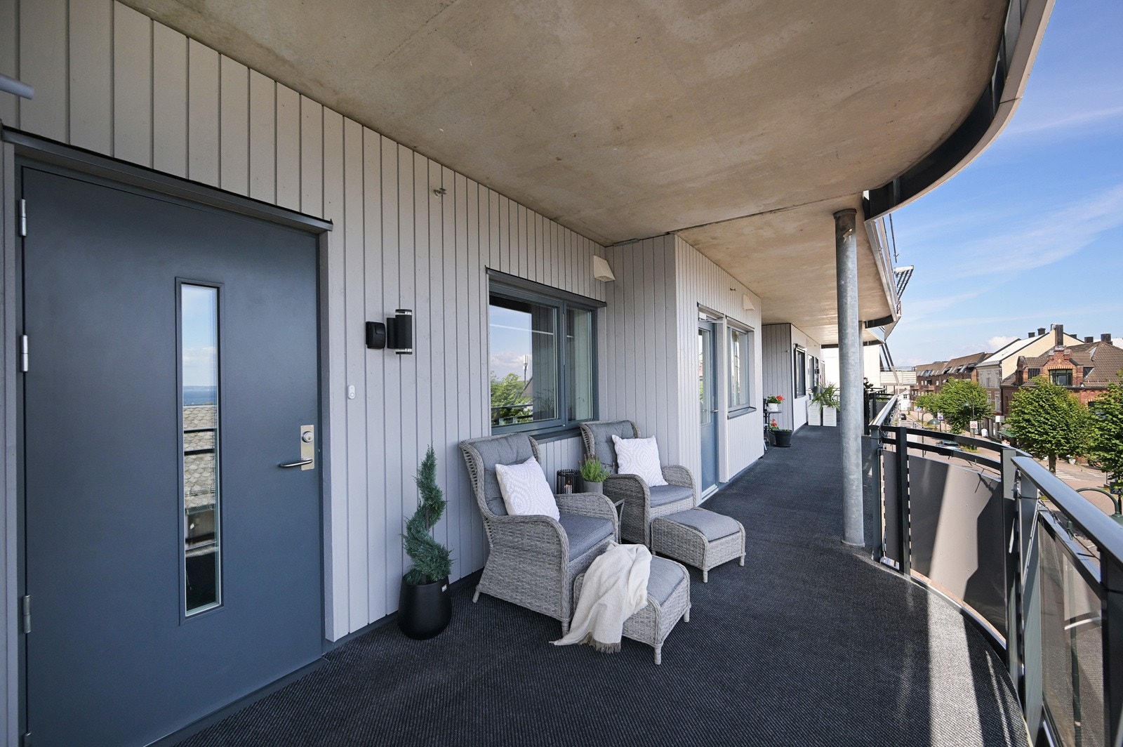 Denne uteplassen er vendt mot øst - her er det fjordutsikt. Galleribilde