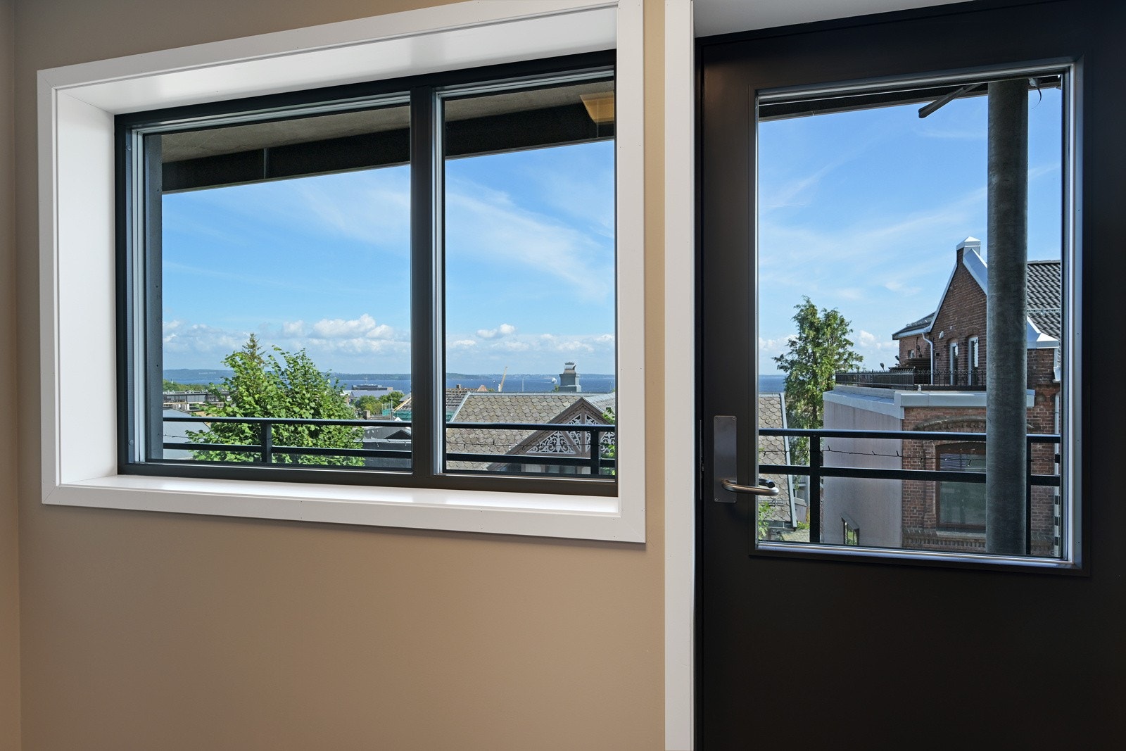 Her ser vi utsikten fra fellesgangen og ut mot svalgangen. Galleribilde