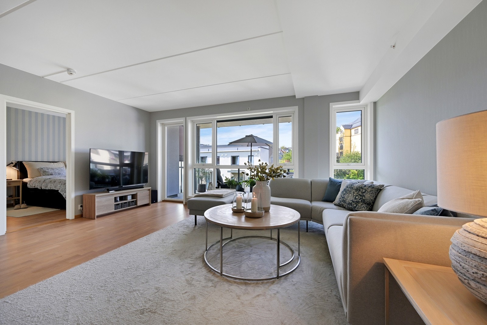 Store vinduer i stuen gir rikelig med lys inn i rommet. Galleribilde