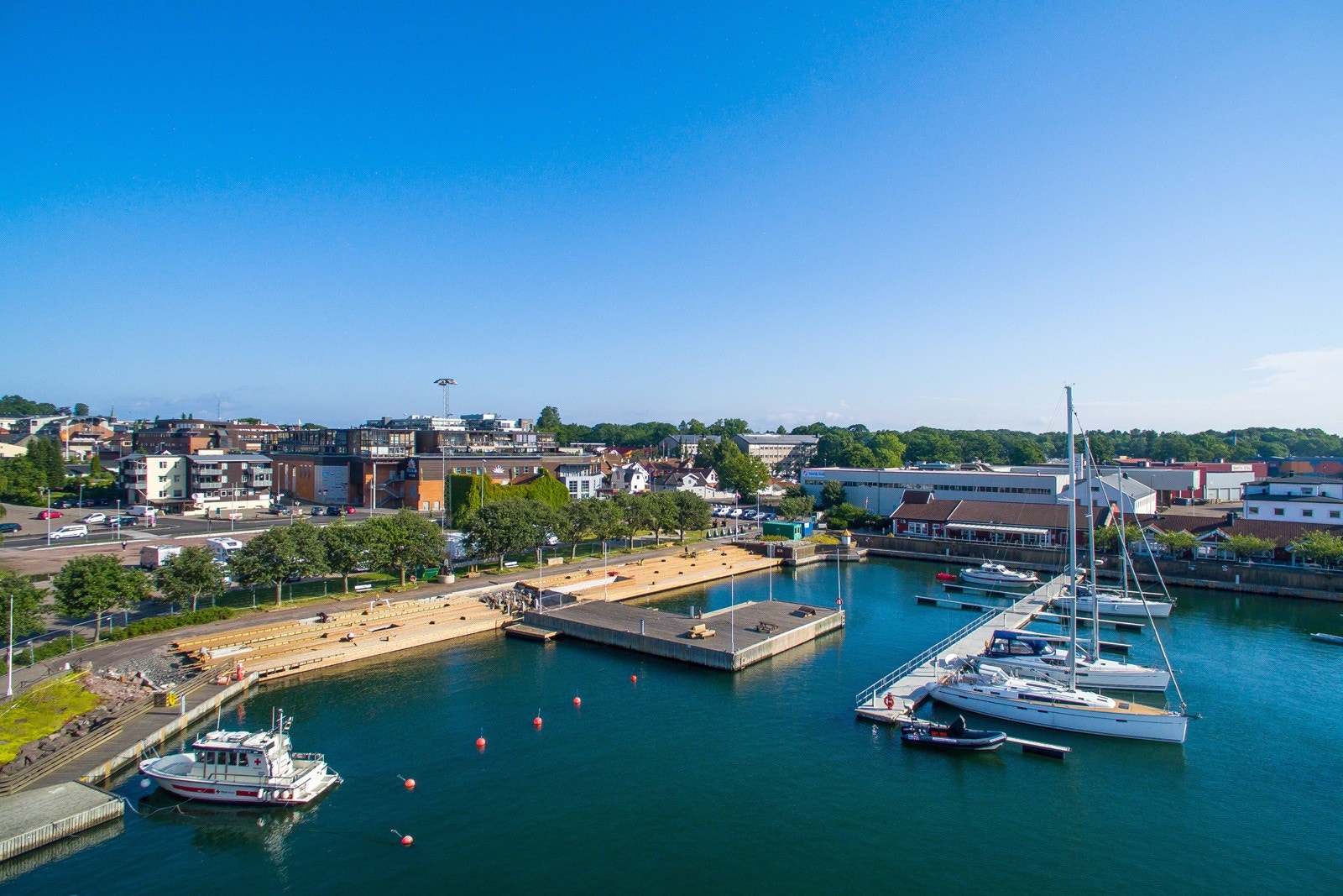 Horten gjestehavn med et trivelig uteliv på sommeren. Galleribilde