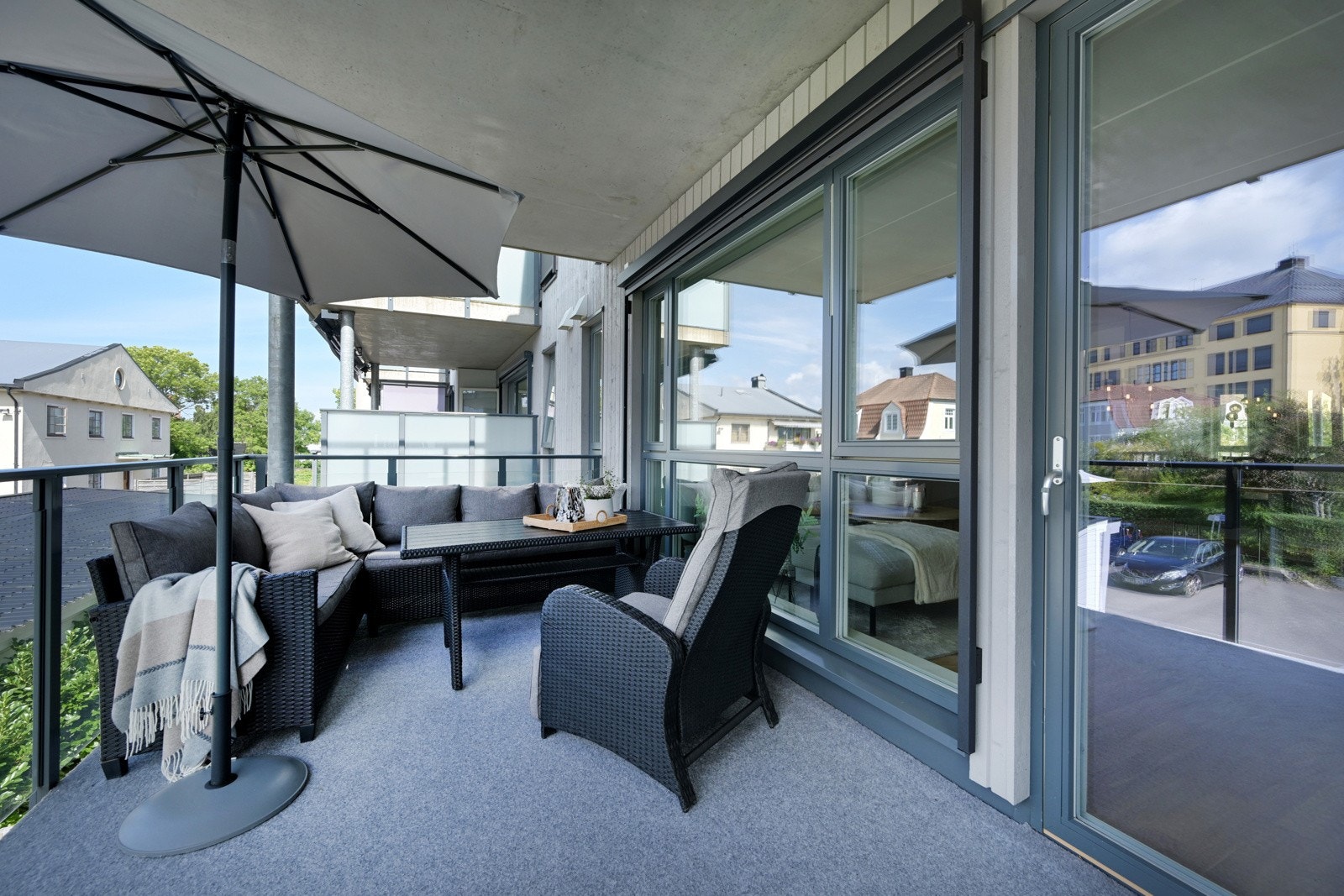 Balkongen er overbygd og har god plass for sofagruppe. Galleribilde