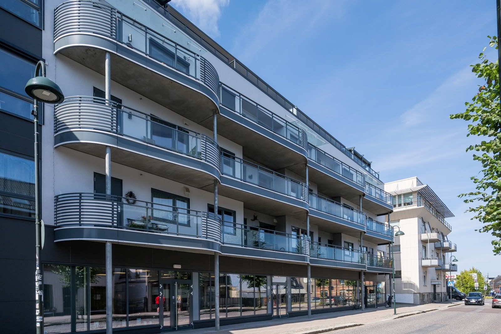 Velkommen til en hyggelig visning av en stor leilighet med heis, to uteplasser, 3 soverom og fjordutsikt midt i sentrum! Galleribilde