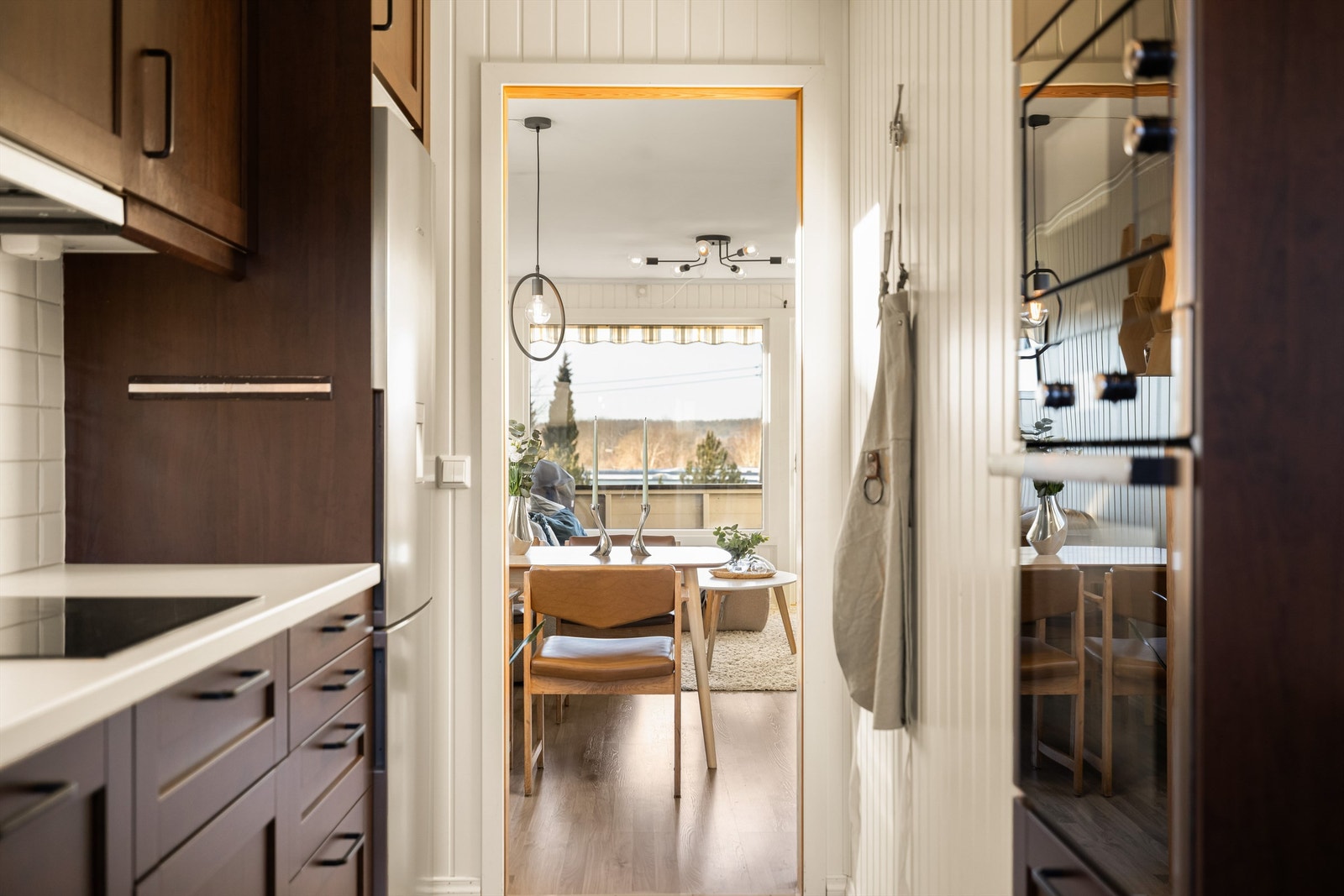 Kjøkkenets hvitevarer medfølger, alle utenom kombiskap er integrert - stekeovnen i hendig benkehøyde. Galleribilde