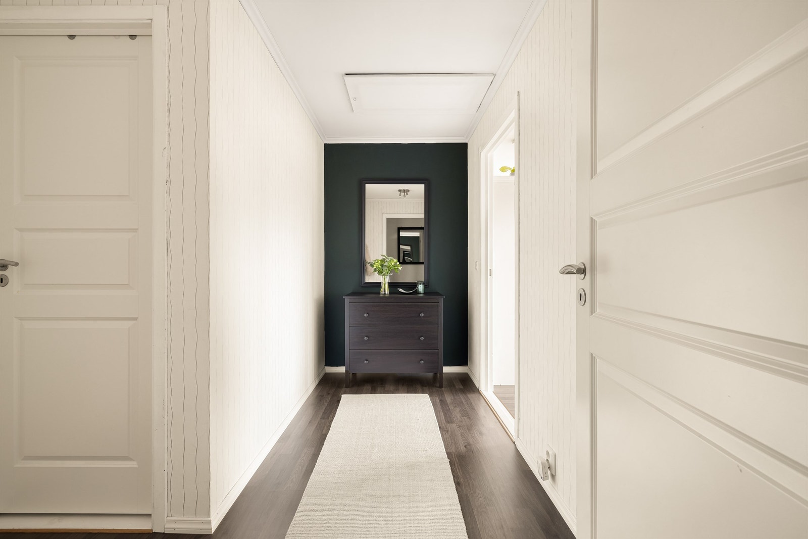 Badet er tilbaketrukket fra stuen og tilgjengelig fra gangen. Galleribilde