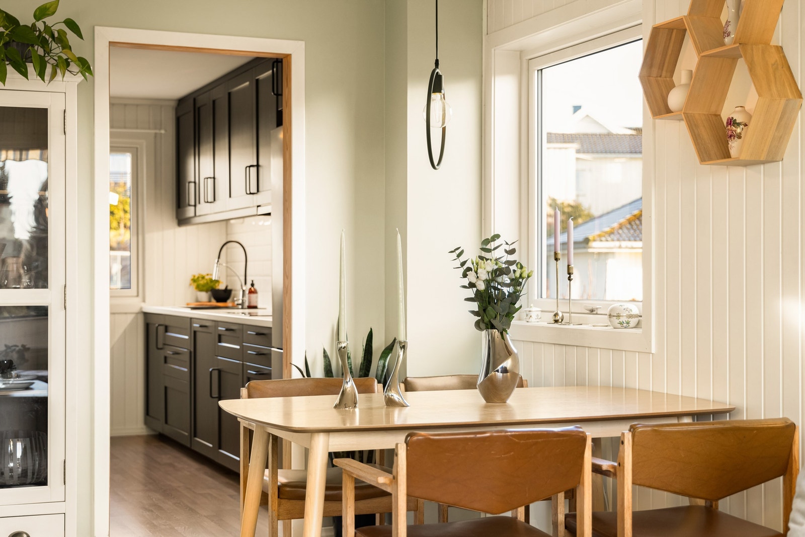 Vinduer i både syd- og vestveggen fyller stuen med naturlig lys dagen gjennom. Galleribilde