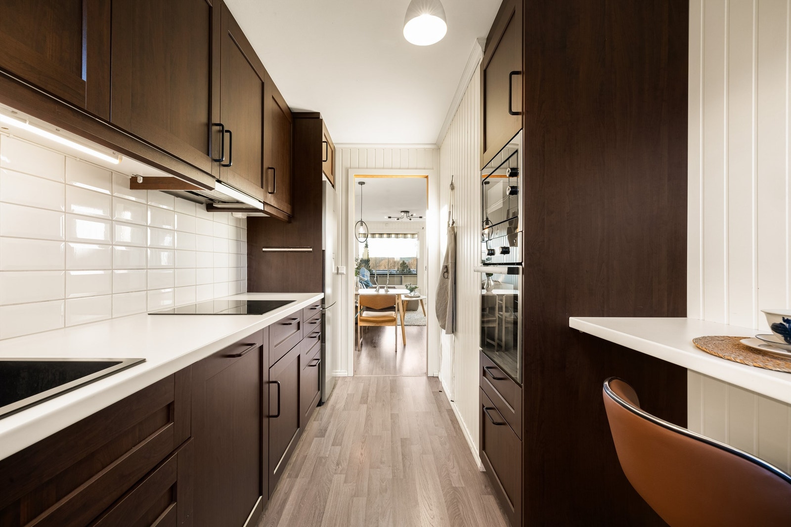 Platetopp og vask er praktisk plassert side om side, med arbeidsflater på begge sider. Galleribilde