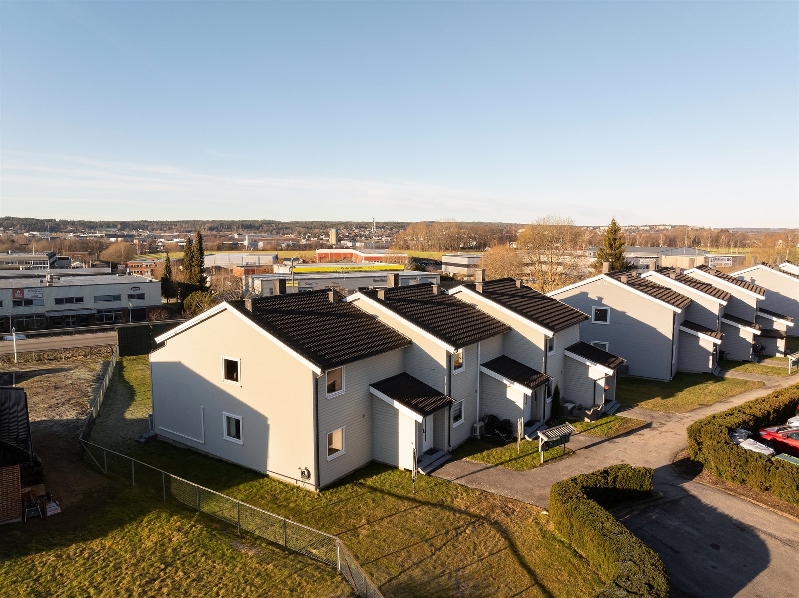 Siden leiligheten ligger på enden, er det ingen forbipasserende rett utenfor. Felles biloppstillingsområde er få meter unna. Galleribilde