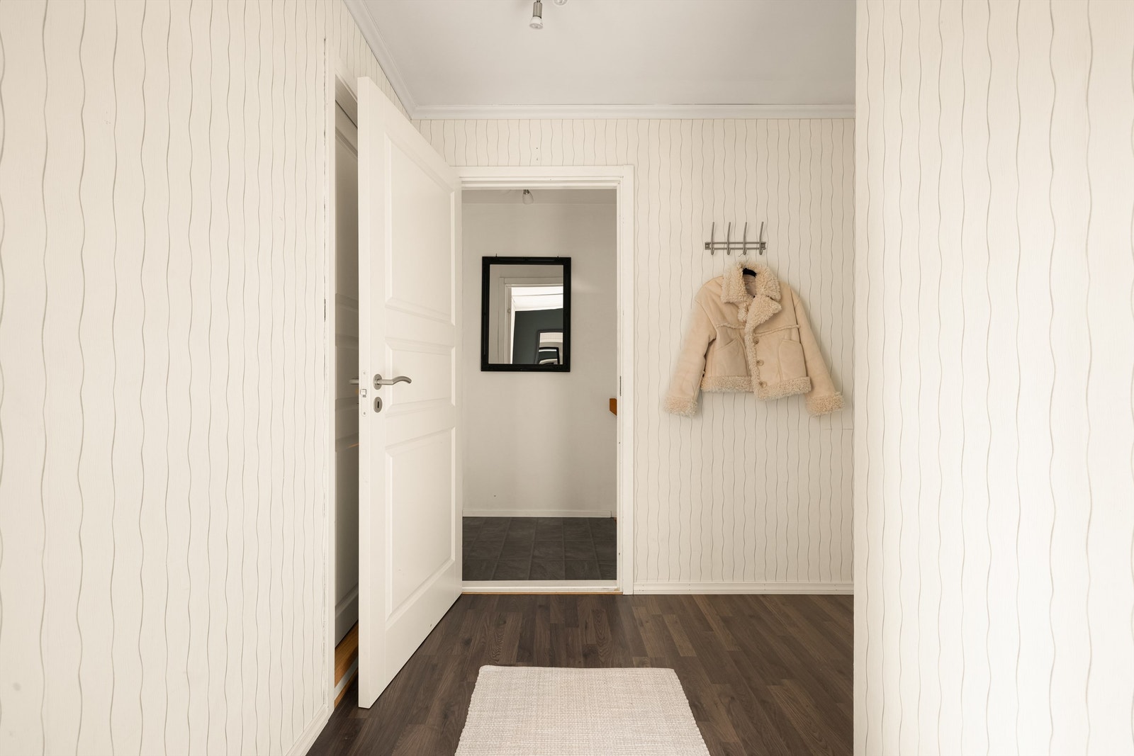 Knaggrekker og garderobemøbler har sin naturlige plass i den romslige gangen. Galleribilde