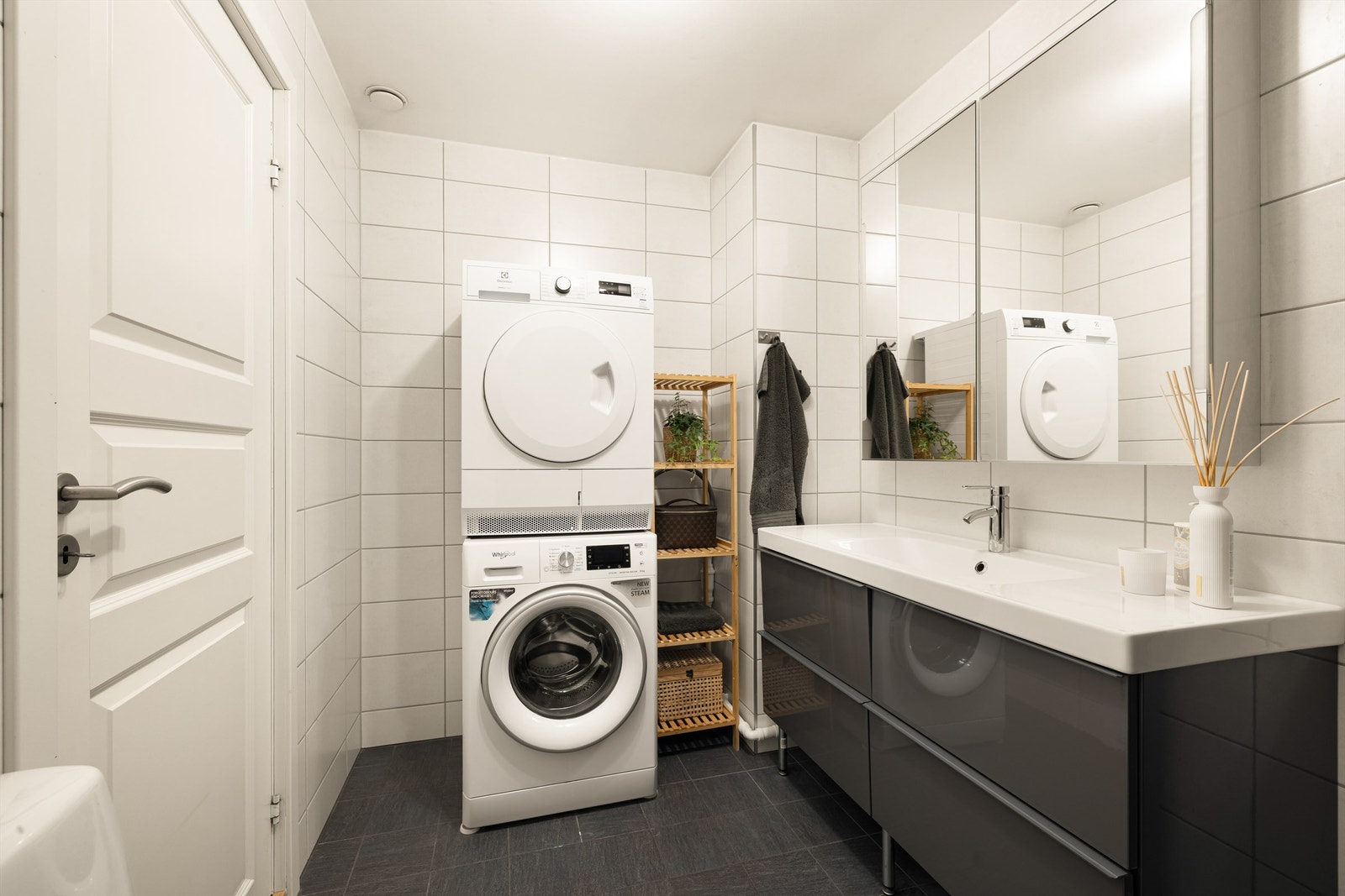 Badet ble oppgradert omkring 2015. Både vaskemaskin og tørketrommel medfølger. Galleribilde