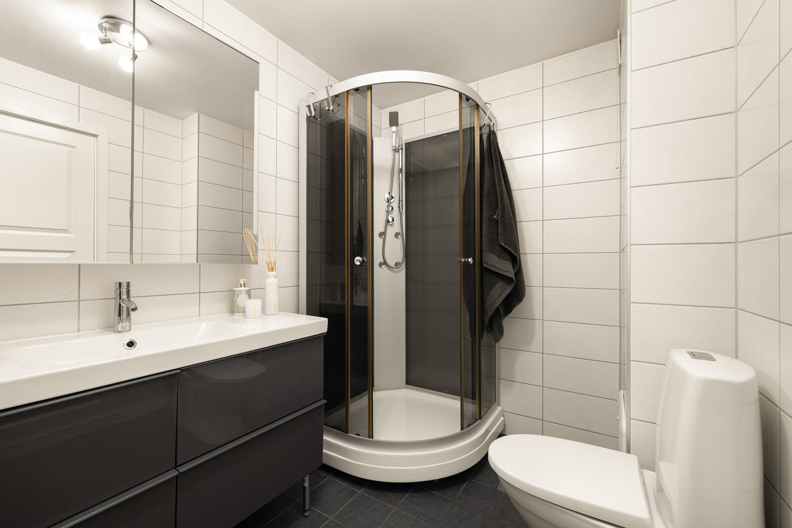 Badet er gitt tilstandsgrad 2 for flere forhold, men funksjonelt. Dusjkabinett begrenser vannpåkjenning på overflatene. Galleribilde