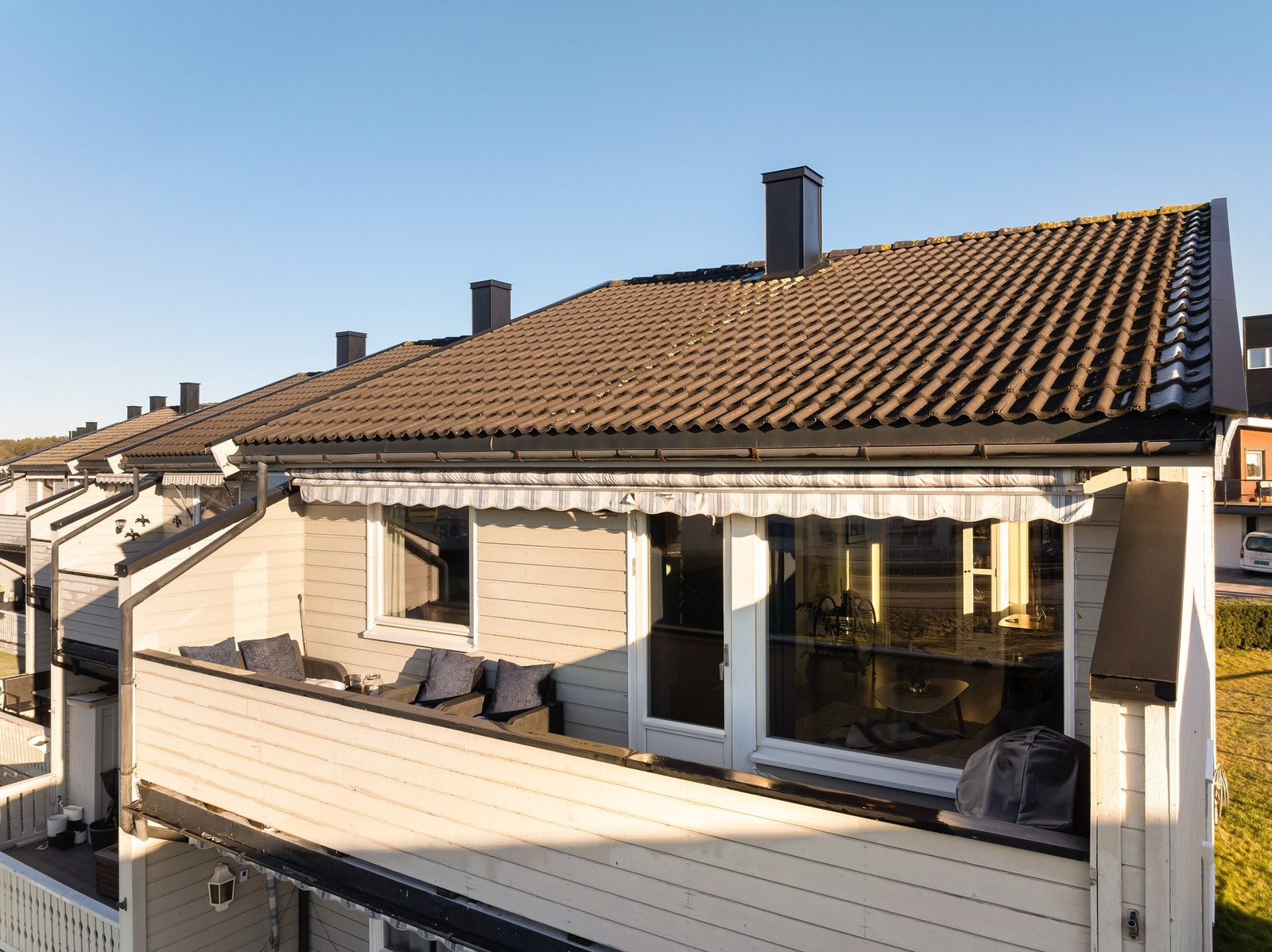 Heldekkende markise over balkongen gir effektiv solskjerming. ved behov. Balkongdøren og leilighetens vinduer er fra 2022. Galleribilde