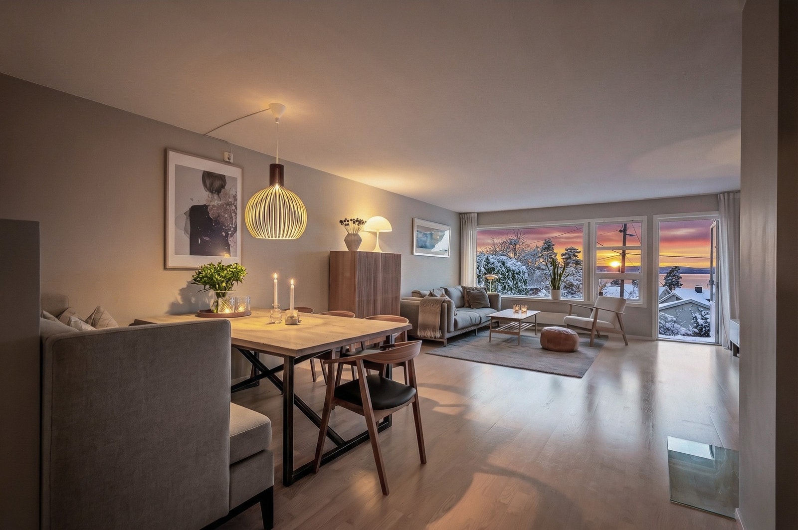 Romslig og åpen stue/spisestue i 1.etasje Galleribilde