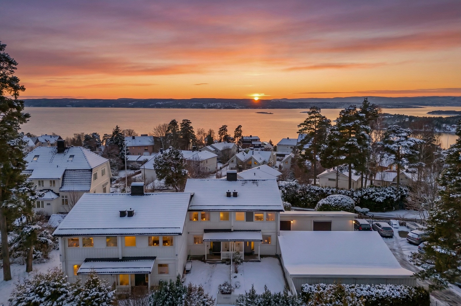 Boligen går over over 3 plan og byr på flott fjordutsikt fra både 1. og 2.etasje Galleribilde