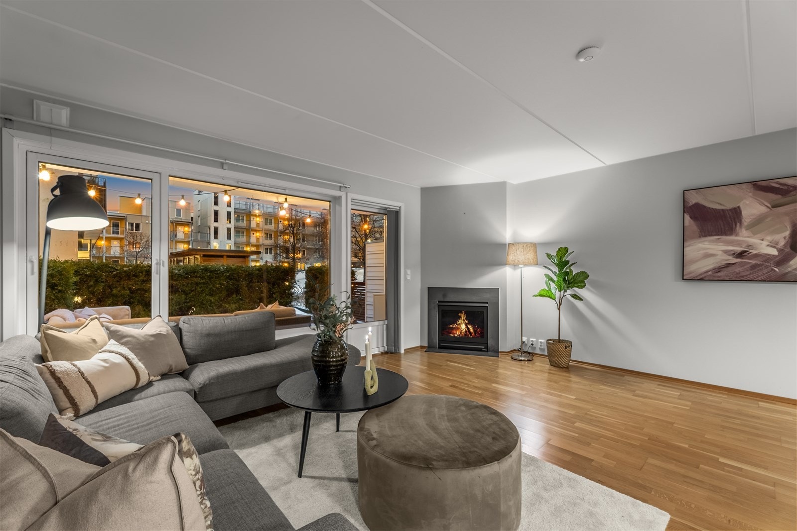 Stuen er romslig, med store vindusflater som gir godt med lysinnslipp. Galleribilde