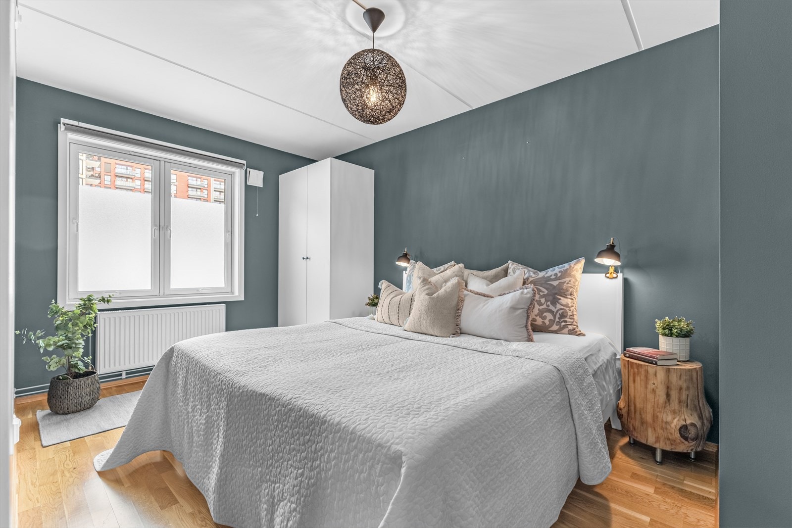 Hovedsoverommet har god plass til dobbeltseng og nattbord. Galleribilde