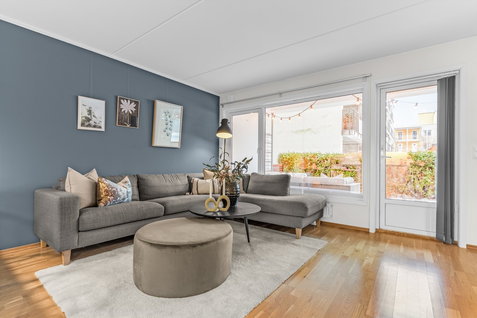 Det er 3-stavs parkett på gulv og takhøyden i stuen er målt til ca. 2,42m. Galleribilde