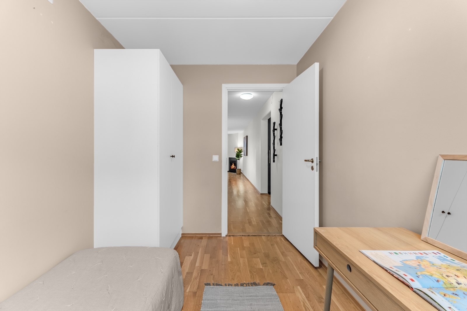 Garderobeskap på soverom medfølger. Galleribilde