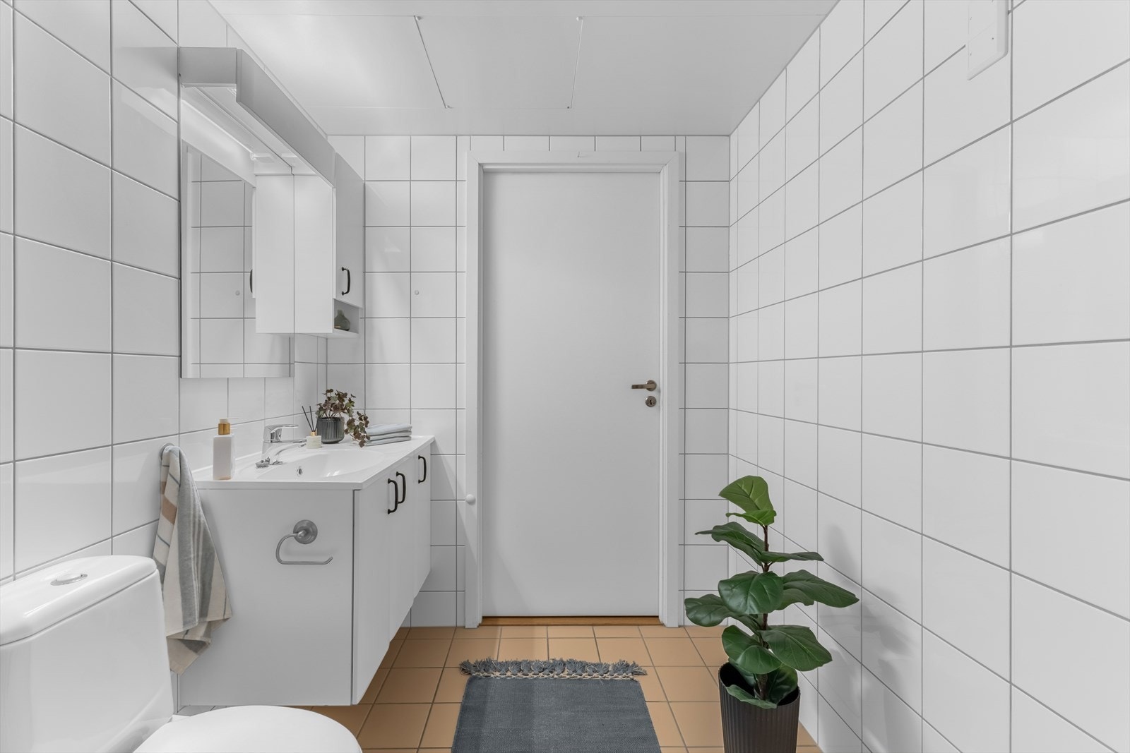 Det er gulvvarme på bad og opplegg for vaskemaskin. Galleribilde