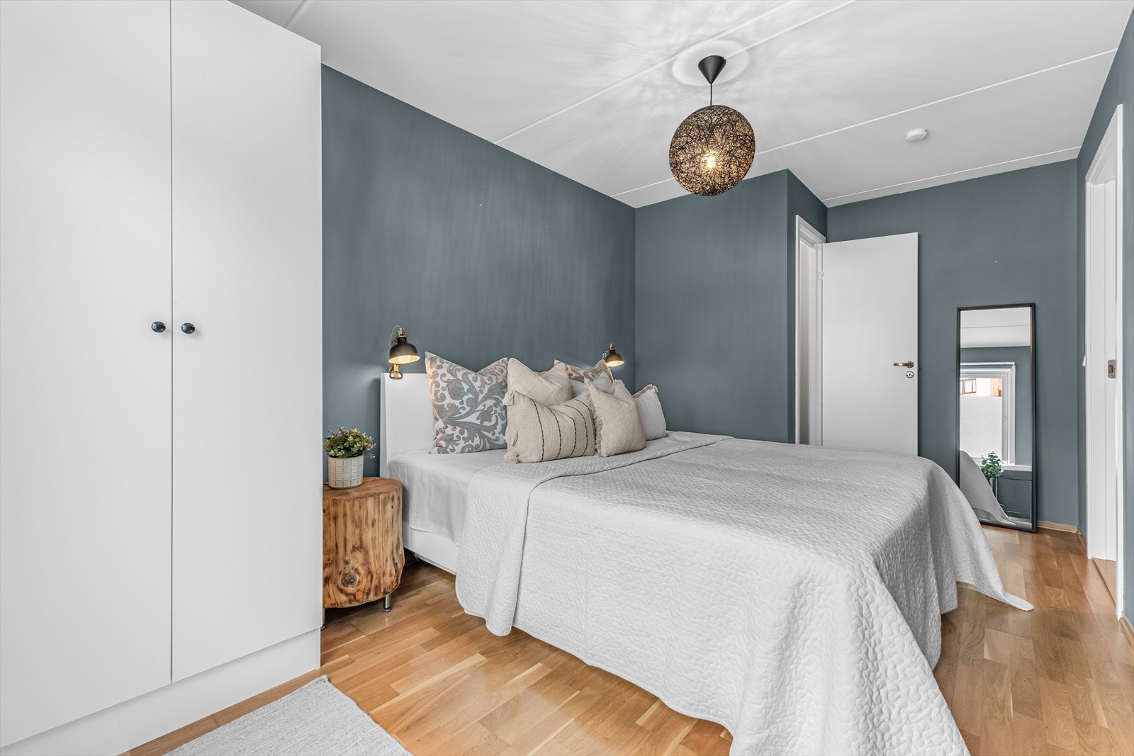 Det er godt med lagringsplass i tilhørende garderobeskap på soverom. Galleribilde