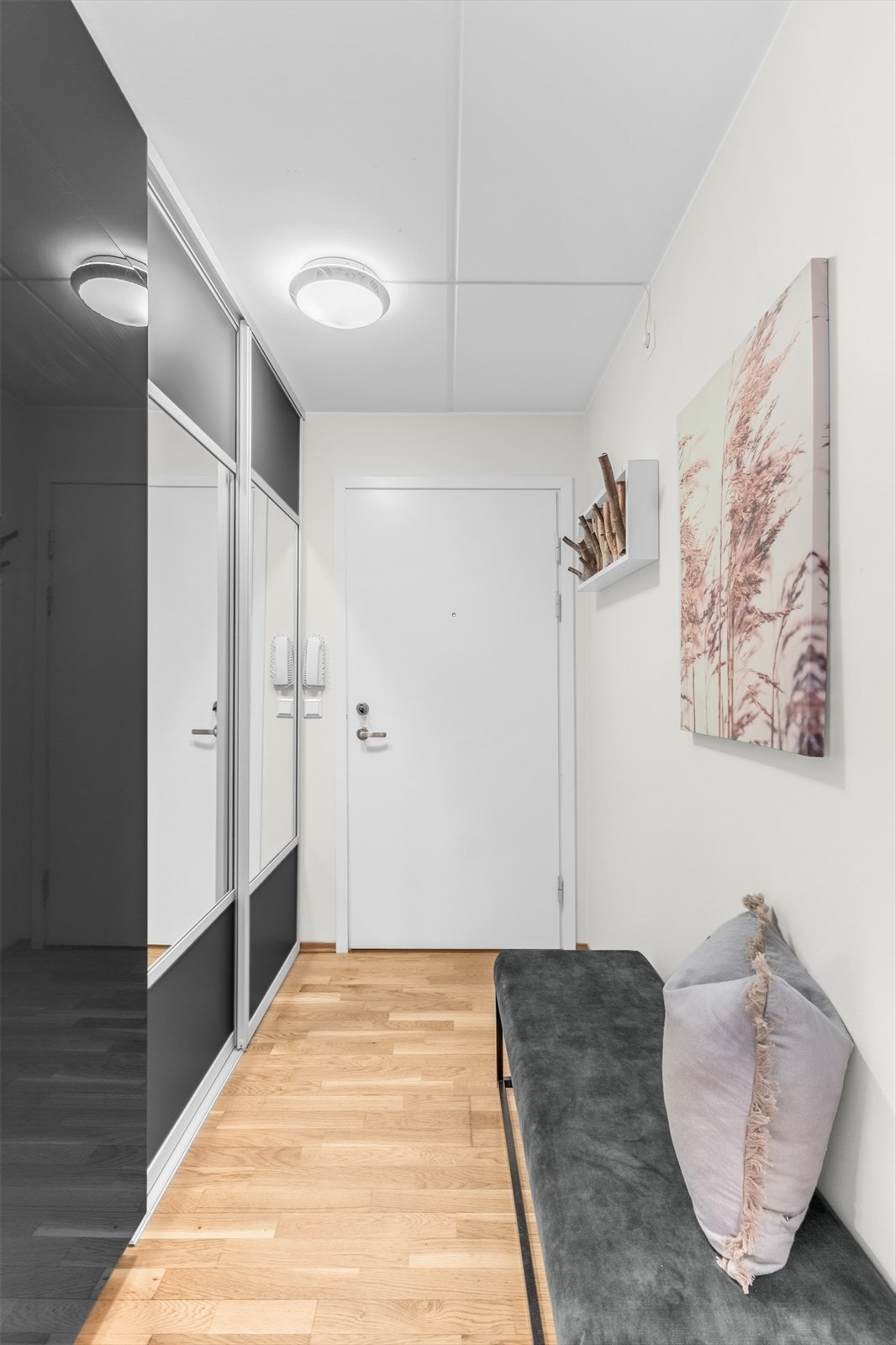 Det er også skyvedørsgarderobe og fryseskap i entréen. Velkommen hjem! Galleribilde