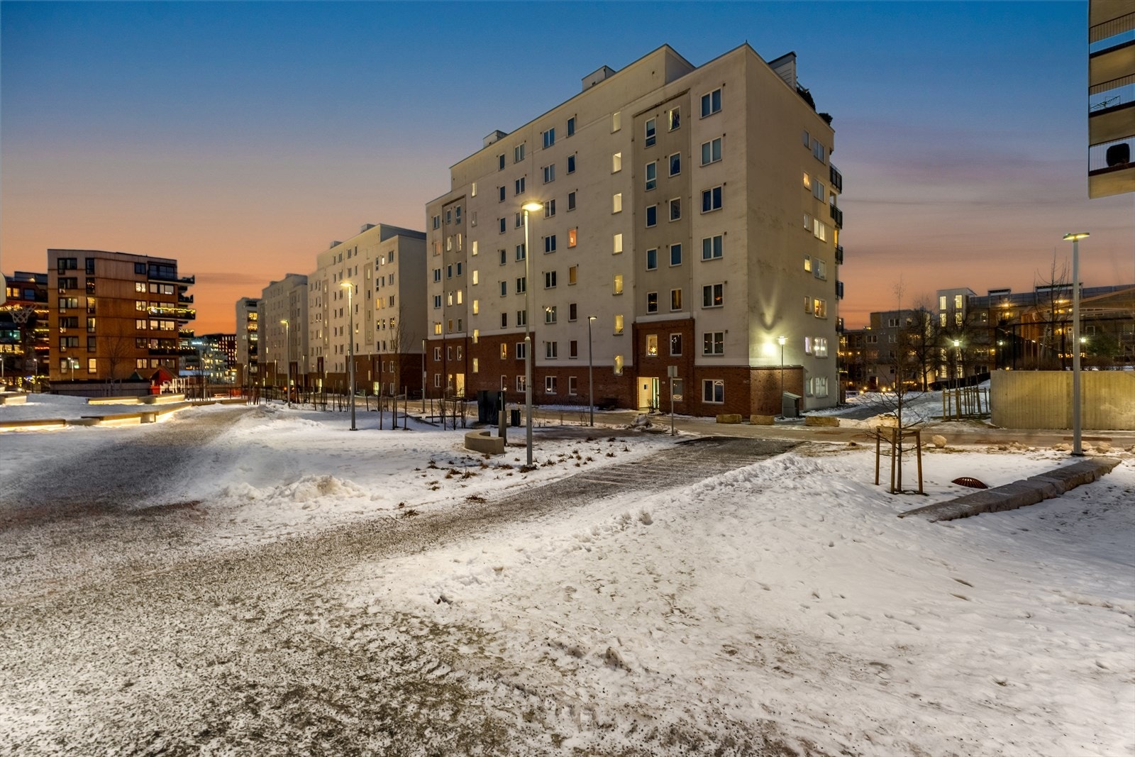 Sameiet består av 9 blokker med til sammen 244 seksjoner. Galleribilde