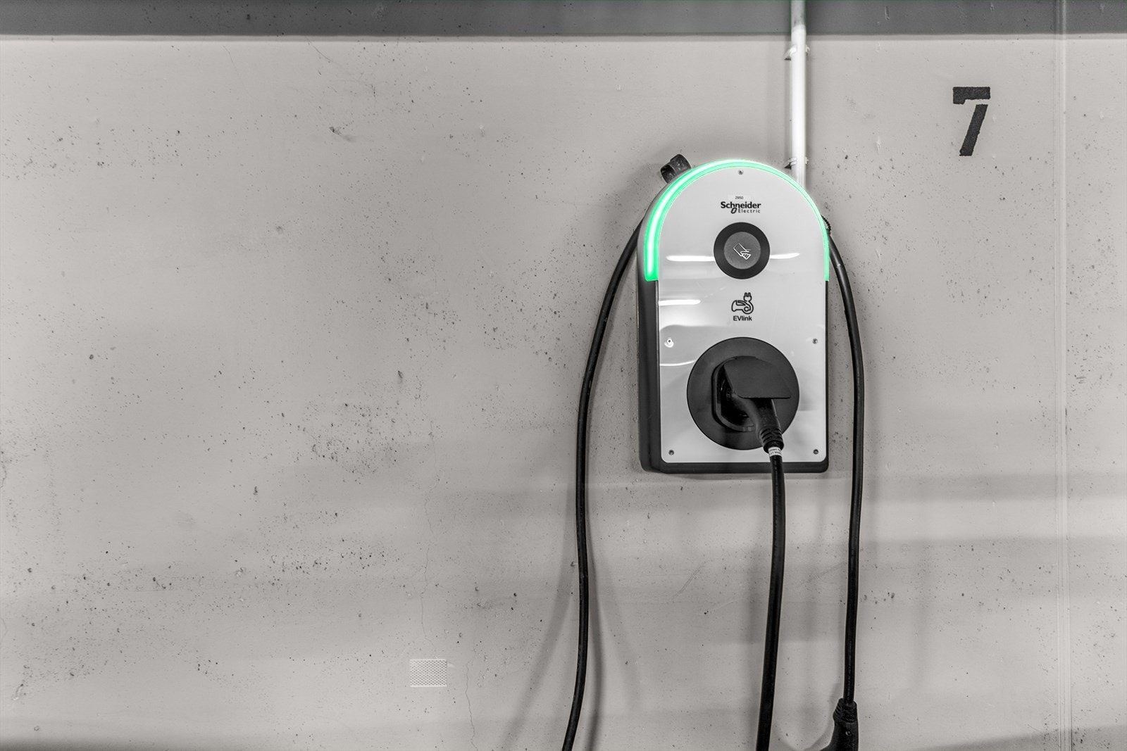 Garasjeplass med elbillader medfølger. Garasjeplassen har heisadkomst fra leilighetsplan. Galleribilde