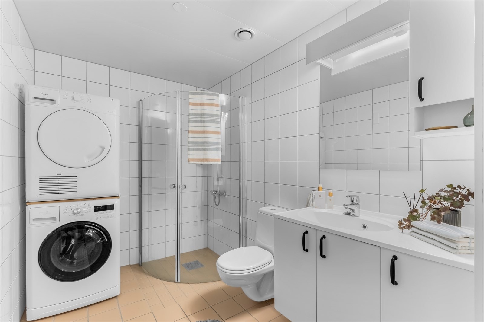 Romslig, flislagt baderom av typen prefabrikkert våtromskabin med hovedkonstruksjoner fra byggeårene. Galleribilde