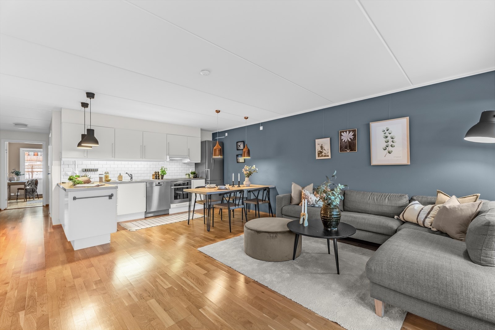 Åpen kjøkkenløsning (Sigdal) i stue med innredning fra byggeårene. Galleribilde